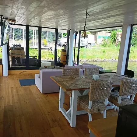 Hauseboat