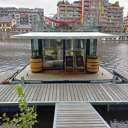 Hauseboat Botel *